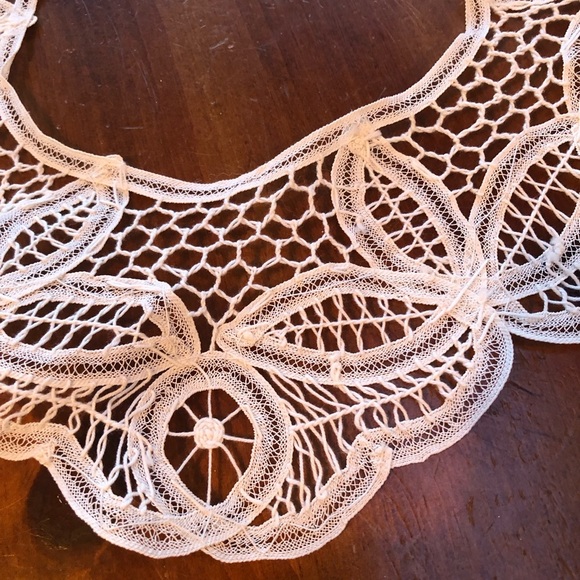 Elegant White Lace Collar - Picture 2 of 6